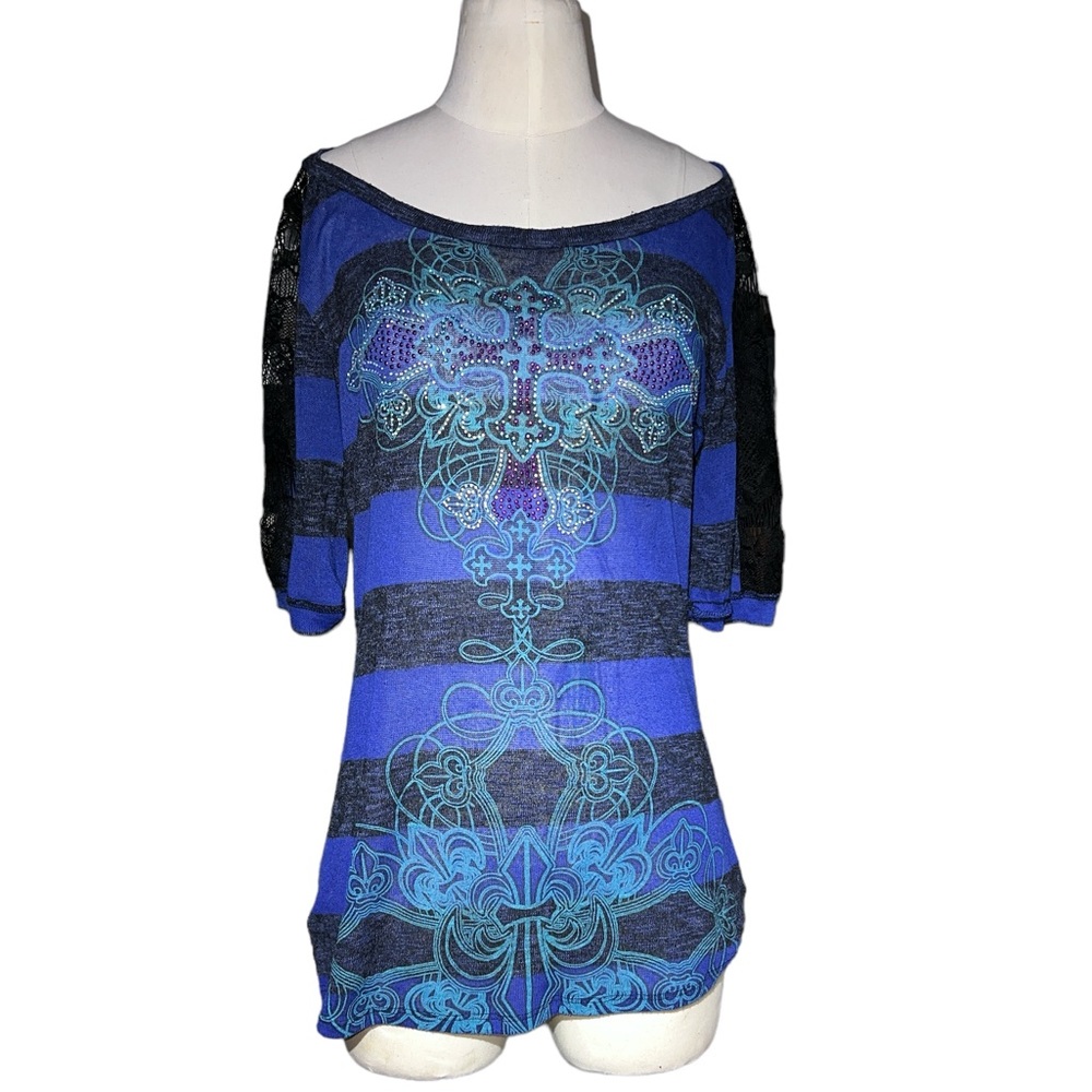 ANGELS & DIAMONDS | 3/4 SLEEVE GRAPHIC LACE SCOOP NECK TOP